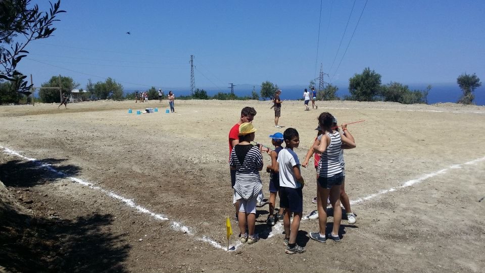 Ragazzi in attività sulla rasola grande con il mare sullo sfondo